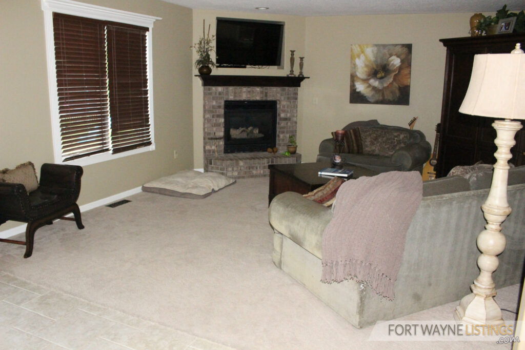 Living Room w Built in TV that can stay. Quiet Cul-De-Sac in SW Aboite Fort Wayne