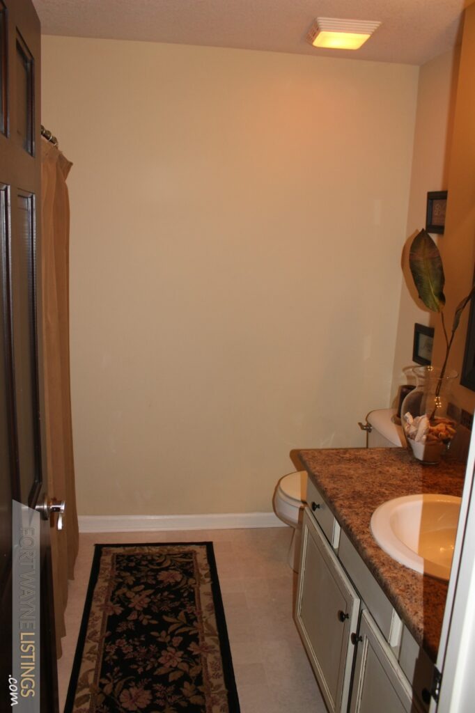 Full upstairs bath Super Fort Wayne home for sale