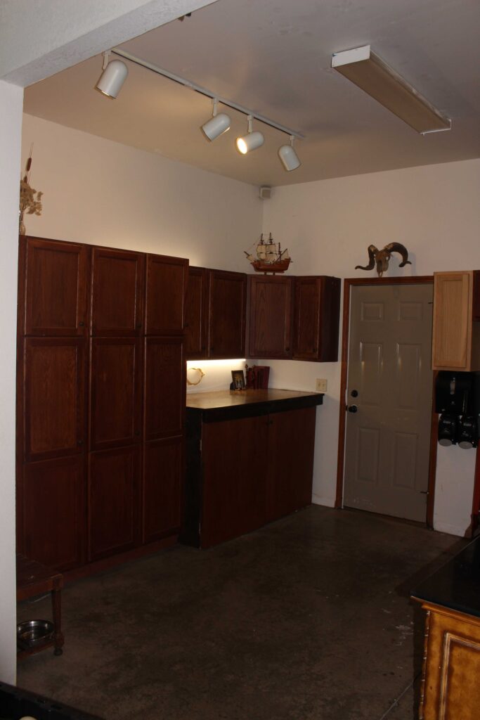 Nicely Finished Garage (5)